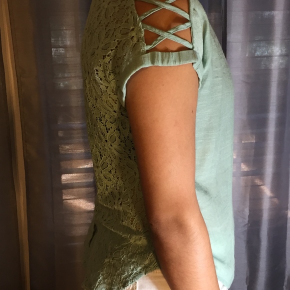 Lace button back Shirt - Picture 3 of 6